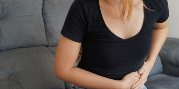 Kobieta doświadcza silne bóle miesiączkowe