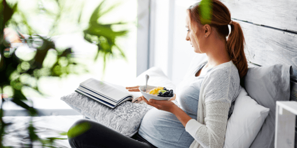 Kobieta przestrzegająca zasad diety w ciąży