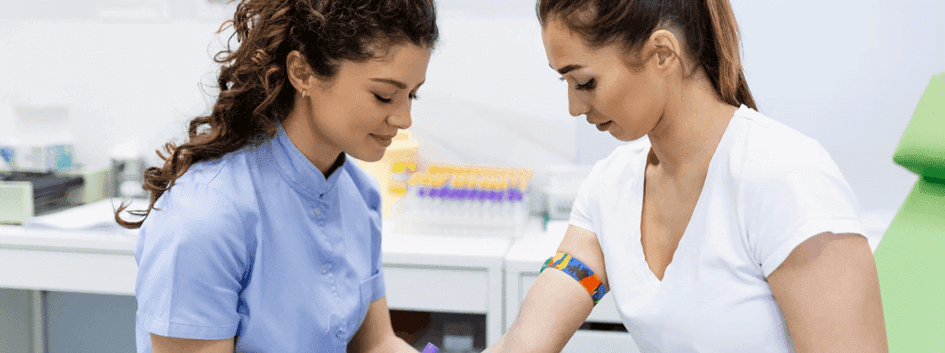 Pielęgniarka pobiera krew od pacjentki do analizy homocysteiny, ważnej dla tarczycy i ciąży