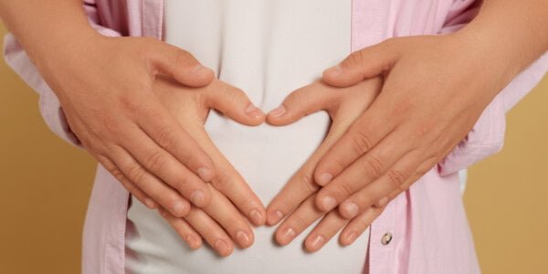 kobieta i mężczyzna obejmują brzuch w ciąży przerost endometriozy