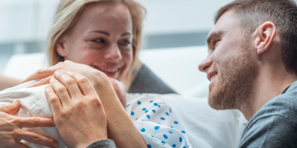 Para ciesząca się dzieckiem, które mogło być poczęte za pomocą zabezpieczenia płodności męskiej