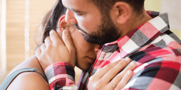 Para przytulająca się w żałobie po poronieniu"