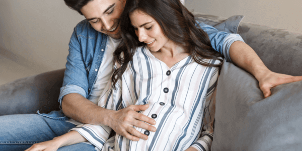 Szczęśliwa para w drugim trymestrze ciąży