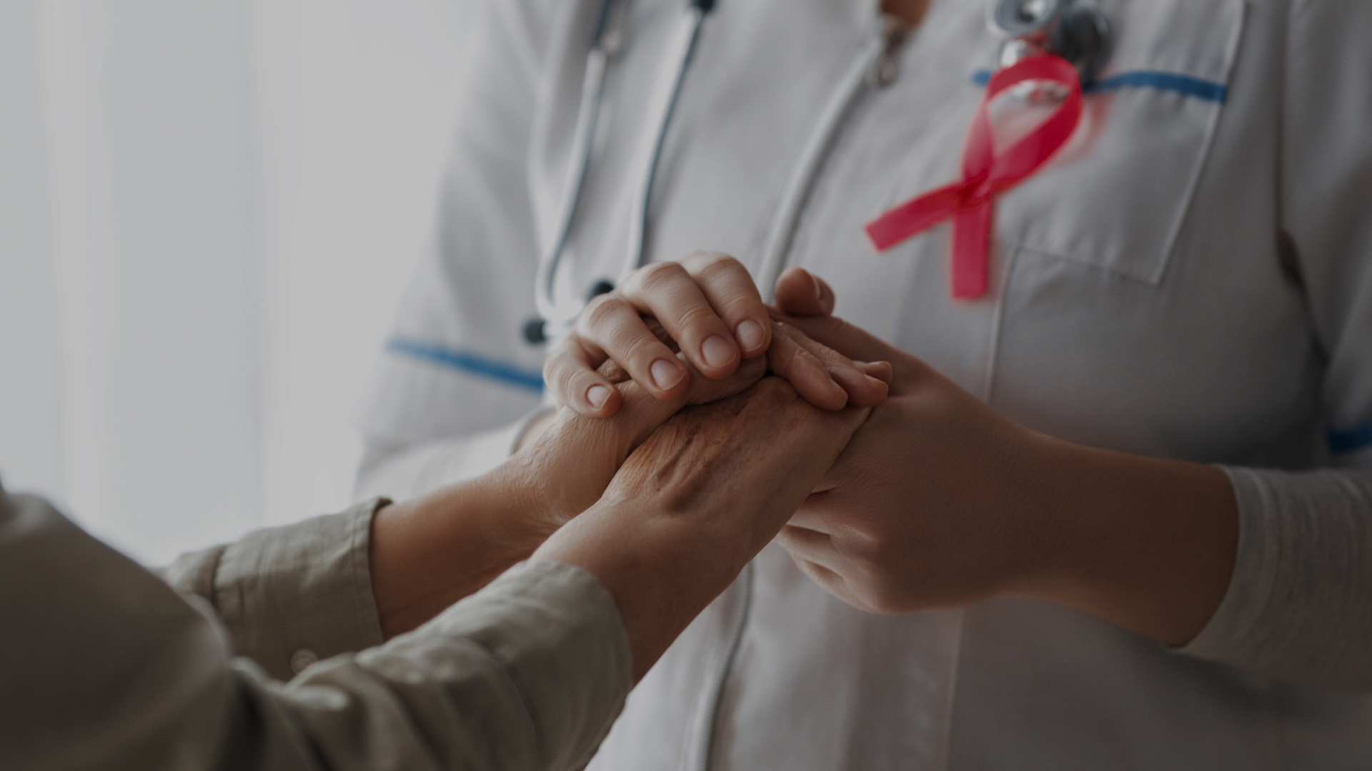 Doktor wspierająca pacjentkę w leczeniu oncofertility