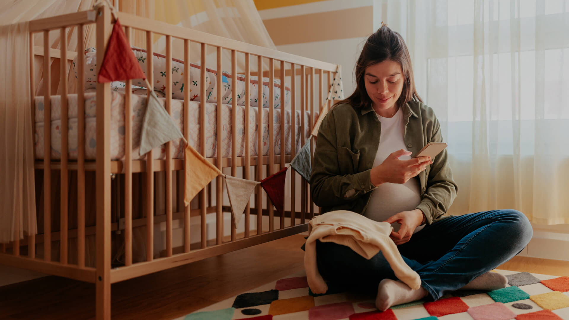 Kobieta w ciąży szykująca zarówno pokój dziecka jak i samą siebie do jej prowadzenia