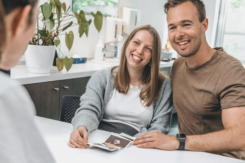 Para spodziewająca się dziecka podczas konsultacji z lekarzem po badaniach prenetalnych na NFZ