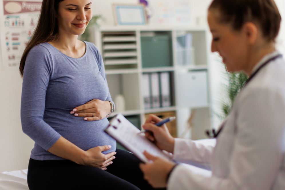 Kobieta w ciąży podczas wizyty kontrolnej u lekarza