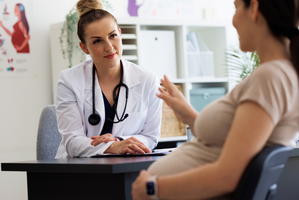 Konsultacja lekarska na temat badań prenatalnych i zdrowia w ciąży