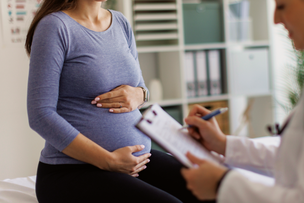 Pacjentka podczas konsultacji lekarskiej poprzedzającej badania prenatalne