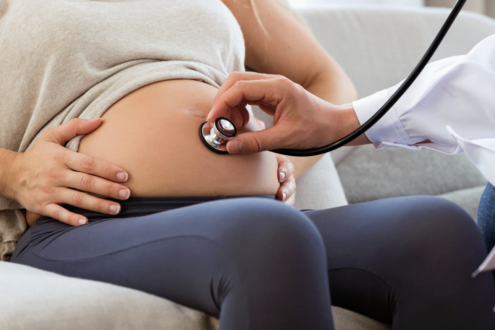 Kobieta w ciąży podczas przygotowania do badań prenatalnych u lekarza