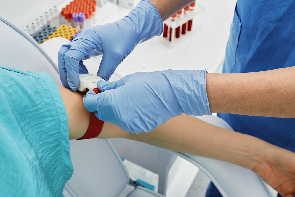 Pobieranie krwi pacjentki w celu wykluczenia konfliktu serologicznego