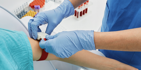 Pobieranie krwi pacjentki w celu wykluczenia konfliktu serologicznego