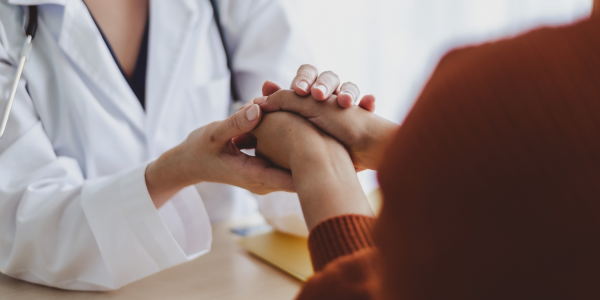 Pacjentka słuchająca diagnozy POI podczas wizyty lekarskiej.