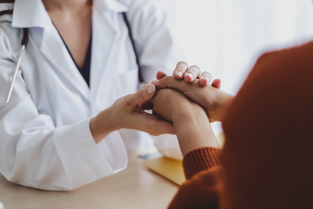 Pacjentka słuchająca diagnozy POI podczas wizyty lekarskiej.